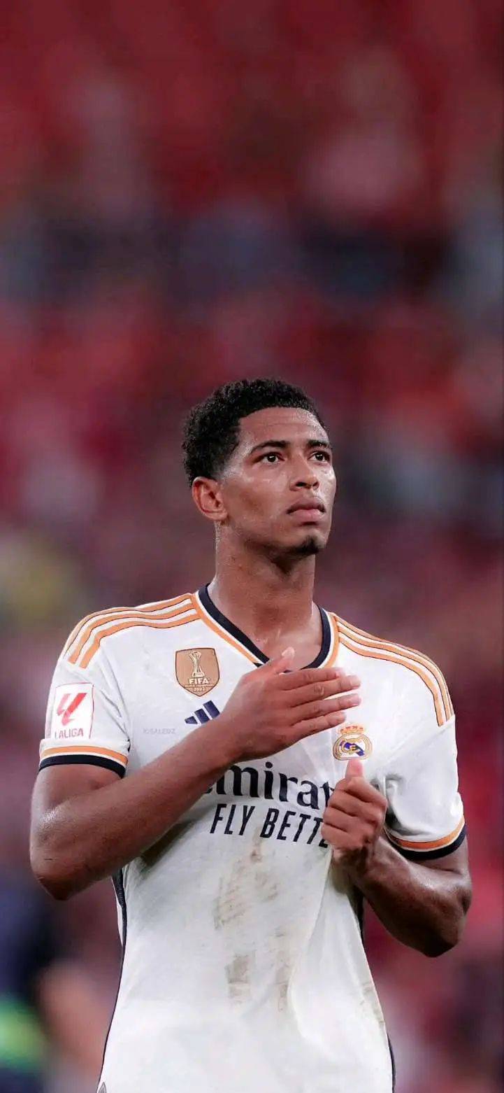 曼联续约卡塞米罗周薪或砍六成，沙特虎视眈眈（曼联拟与卡塞米罗续约，周薪或降六成，沙特球队伺机出手）